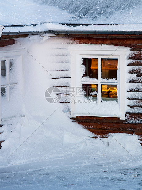 挪威特罗姆瑟的斯托斯泰宁山顶小屋被风吹雪覆盖图片