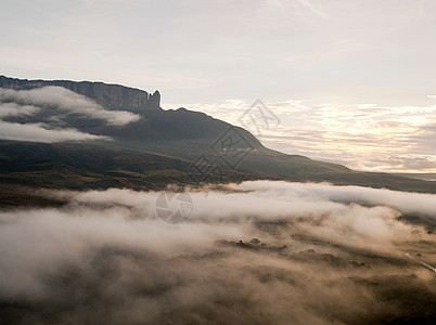 低云和薄雾笼罩着委内瑞拉罗里马山背景图片