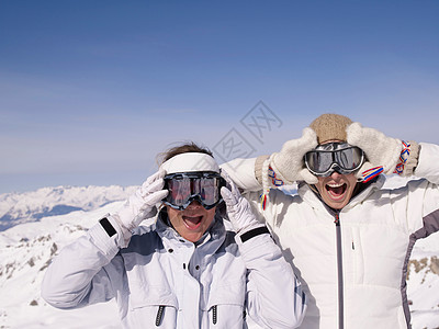 两个穿滑雪服的女人做鬼脸图片