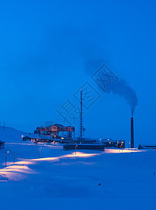 朗伊尔拜恩郊区的一个工作矿井和发电站图片