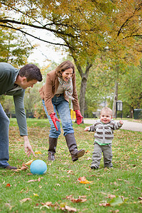 家庭在公园踢足球图片