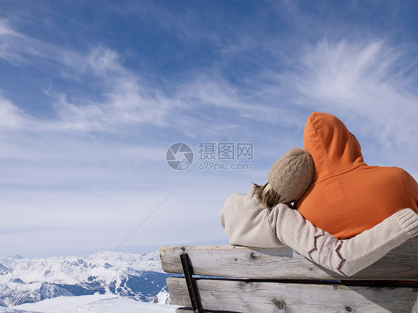 两人坐在长椅上拥抱图片