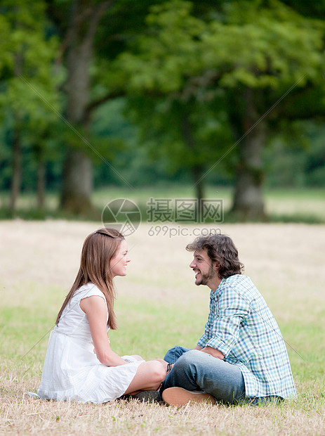 男人和女人坐在田里图片