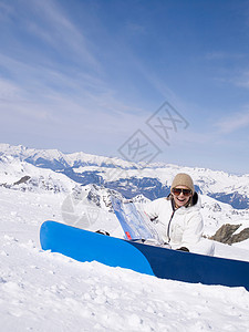 坐在雪地里的女人图片