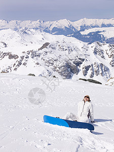 坐在雪地里的女人图片