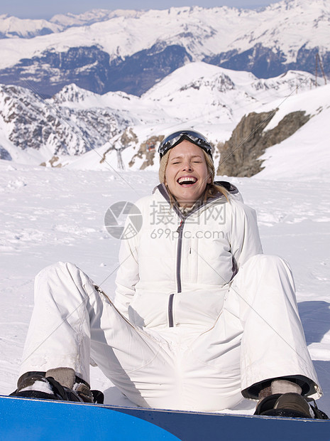 坐在雪地里的女人图片