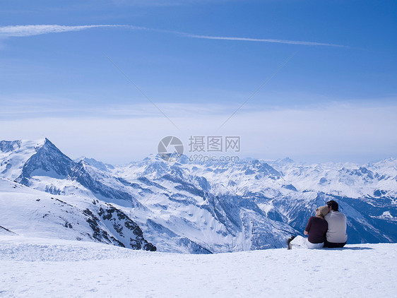 一对情侣坐在雪地里拥抱图片