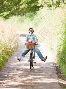乡村小路上的人骑自行车图片