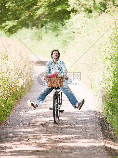 乡村小路上的人骑自行车图片