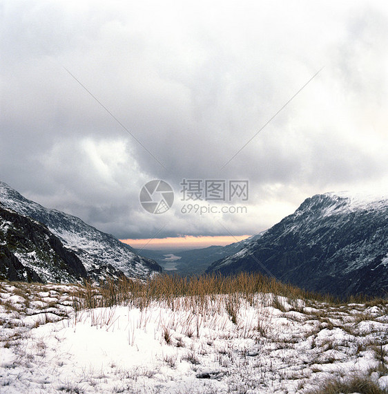 雪山上乌云密布图片