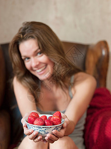 年轻女性吃草莓图片