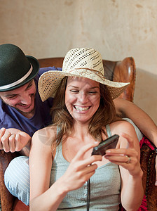 戴帽子的夫妇和照相机一起笑图片