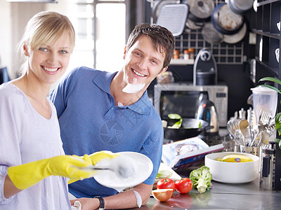 女人和男人在厨房洗餐具图片