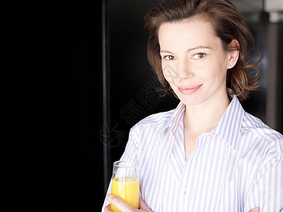 中年女性喝橙汁图片
