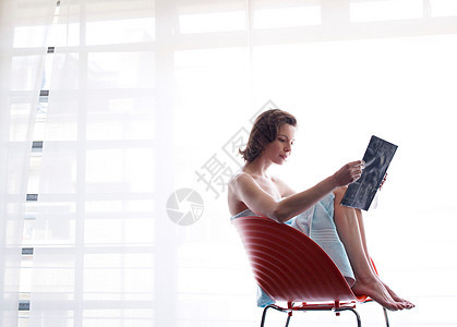 坐在窗前看书的女人图片