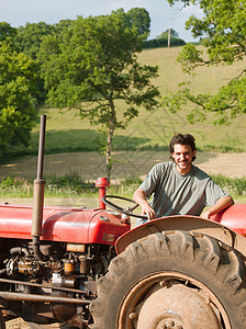 开拖拉机素材青年男性开拖拉机背景
