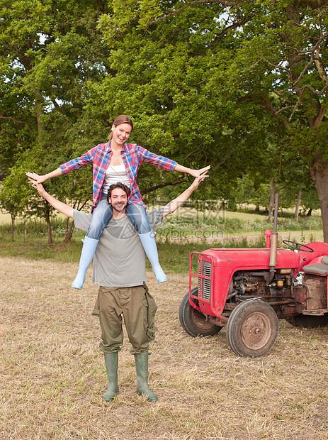 男人肩上的女人