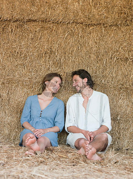 男人和女人坐在干草捆上图片