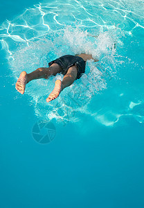 男子游泳池跳水图片