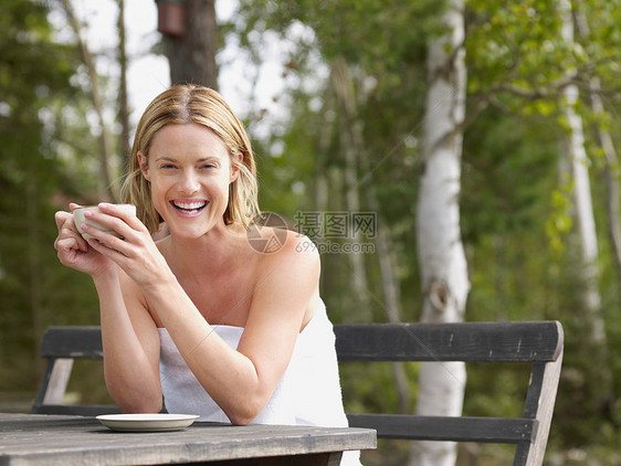 女性休闲喝咖啡图片