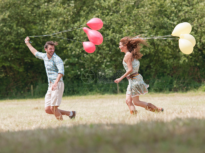 ‘~情侣牵气球奔跑追逐  ~’ 的图片