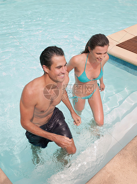 情侣泳池游泳图片