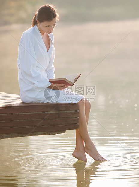 女性户外湖边看书图片
