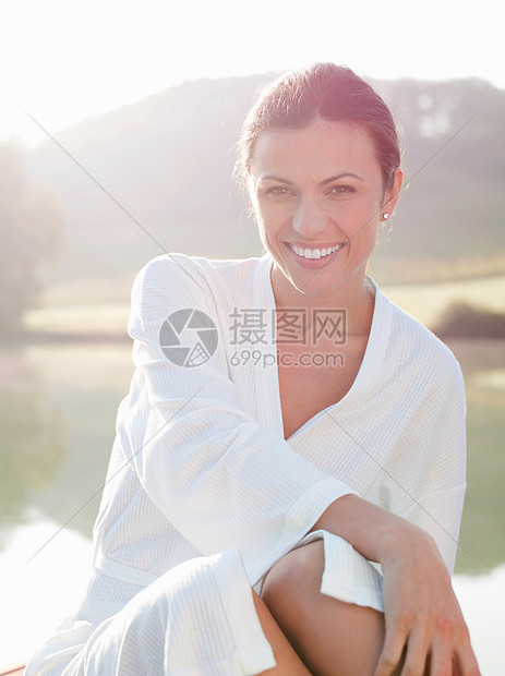 湖边微笑女人图片
