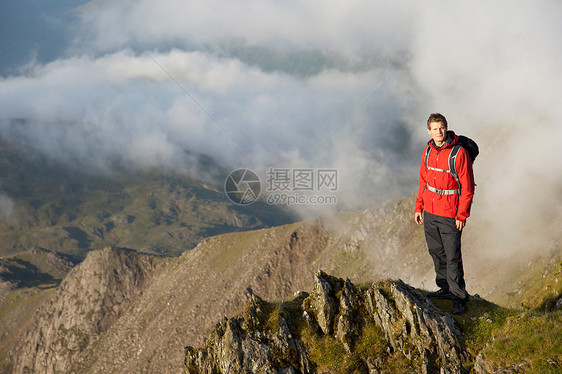 登山男性图片