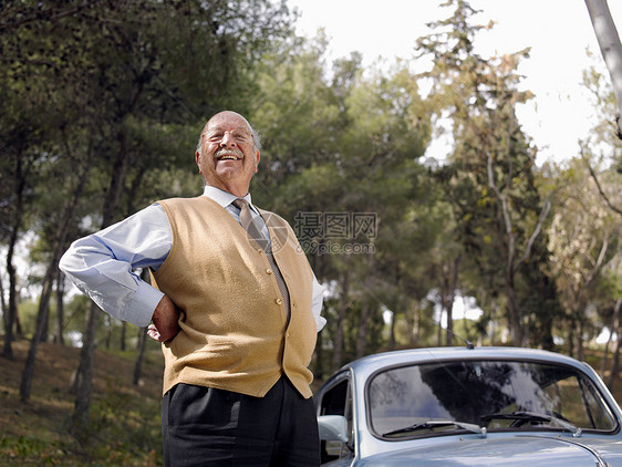 站在车旁的老年男子图片