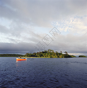 湖中独木舟钓鱼图片