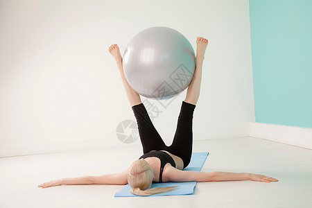 女性瑜伽使用瑜伽球图片