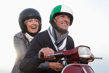 老年夫妇骑电动车图片