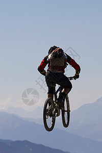 山地自行车手跳入空中图片