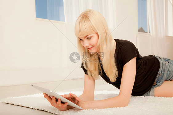 女性使用平板电脑图片