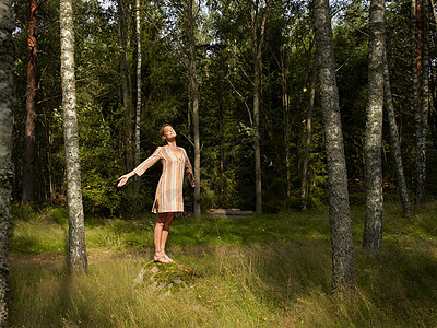站在森林里的女人图片