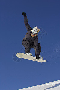女滑雪运动员用抓手跳跃图片