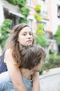 男孩和女孩在街上玩得开心图片