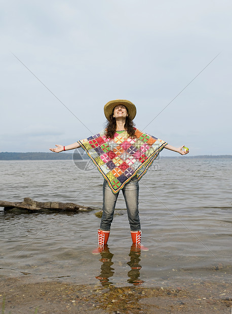 站在浅水中的女人图片