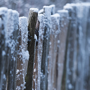 冰雪覆盖的木栅栏图片