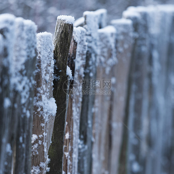 冰雪覆盖的木栅栏图片