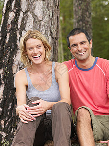 坐在森林里微笑的夫妇图片
