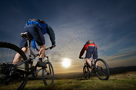 两个山地自行车手一起骑图片