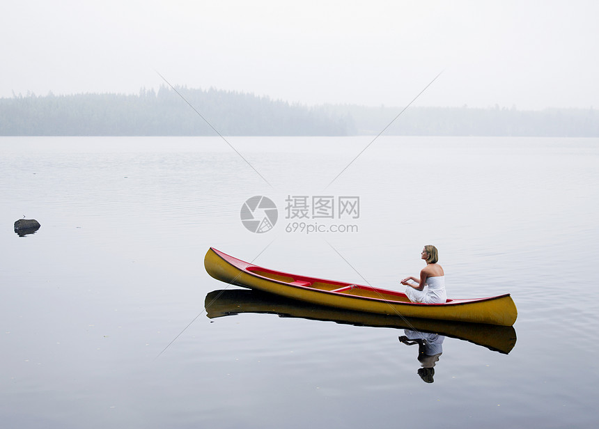 坐在船上的女人图片