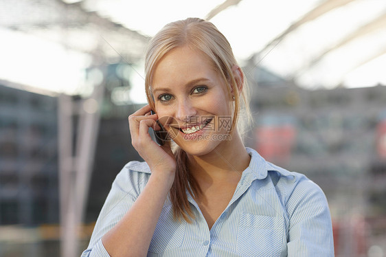 微笑着接电话的女人图片