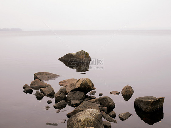 湖中的巨石图片