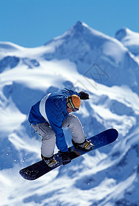 滑雪跳到空中高清图片
