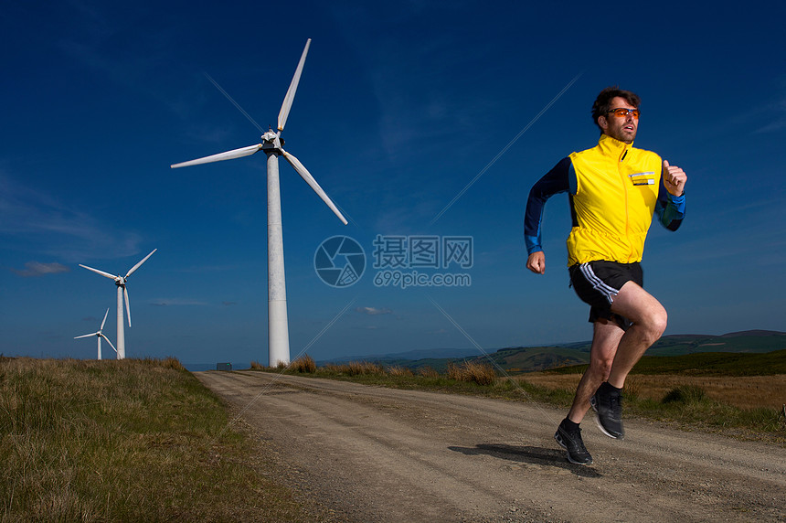 风电场的跑步者图片