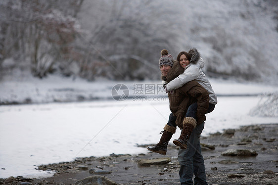 一对在雪中行走的夫妇图片