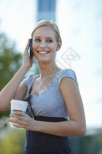 喝着咖啡接电话的女性图片